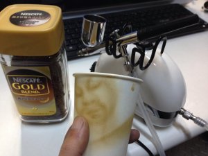 画像1: コーヒーも塗料となります。 使う塗料が水性となれば乾燥が遅いのでブチュっとなりやすいですが。
